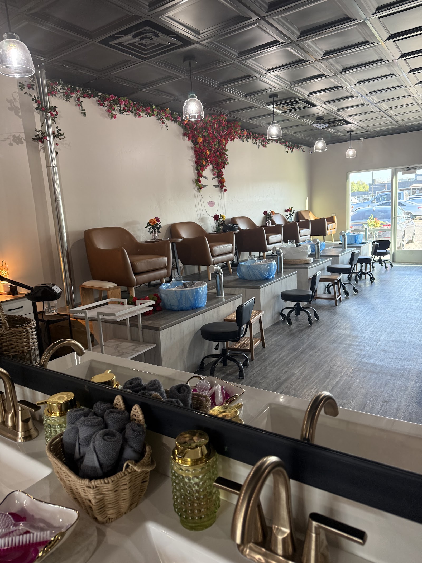 Divina Nail Lounge logo